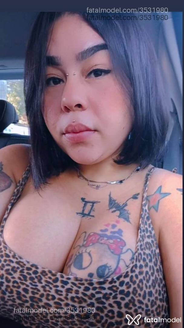 Acompanhante mulher com cabelo castanho de olhos castanhos - Tetudatatuada
