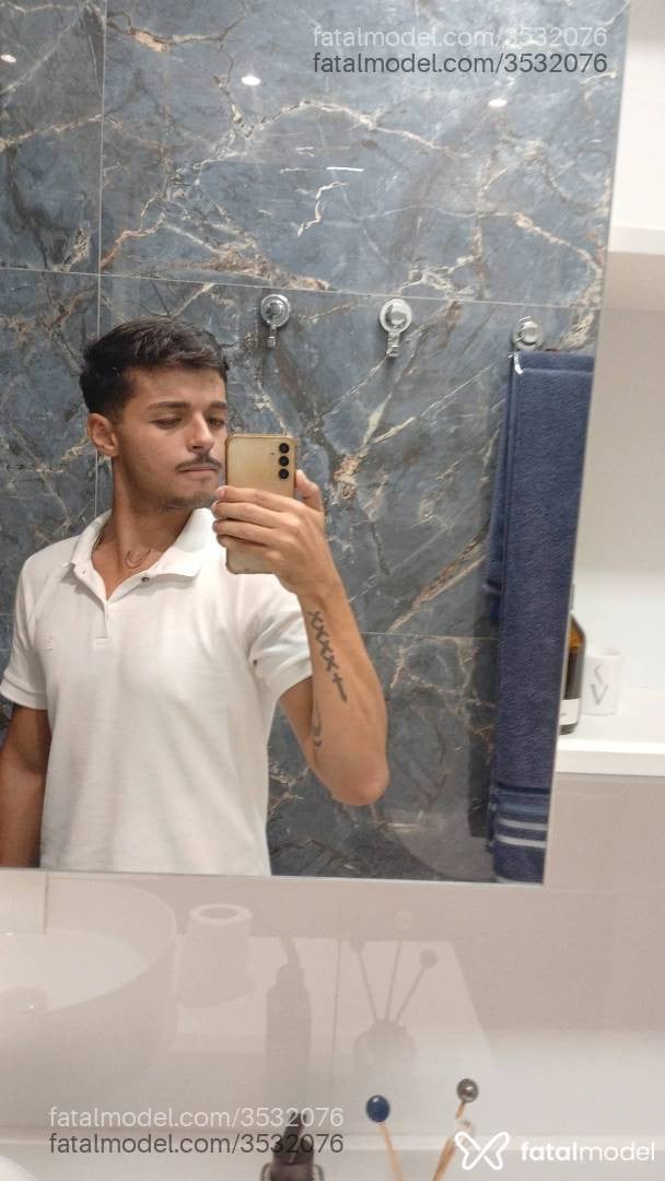 Acompanhante homem com cabelo castanho de olhos castanhos - Vitor