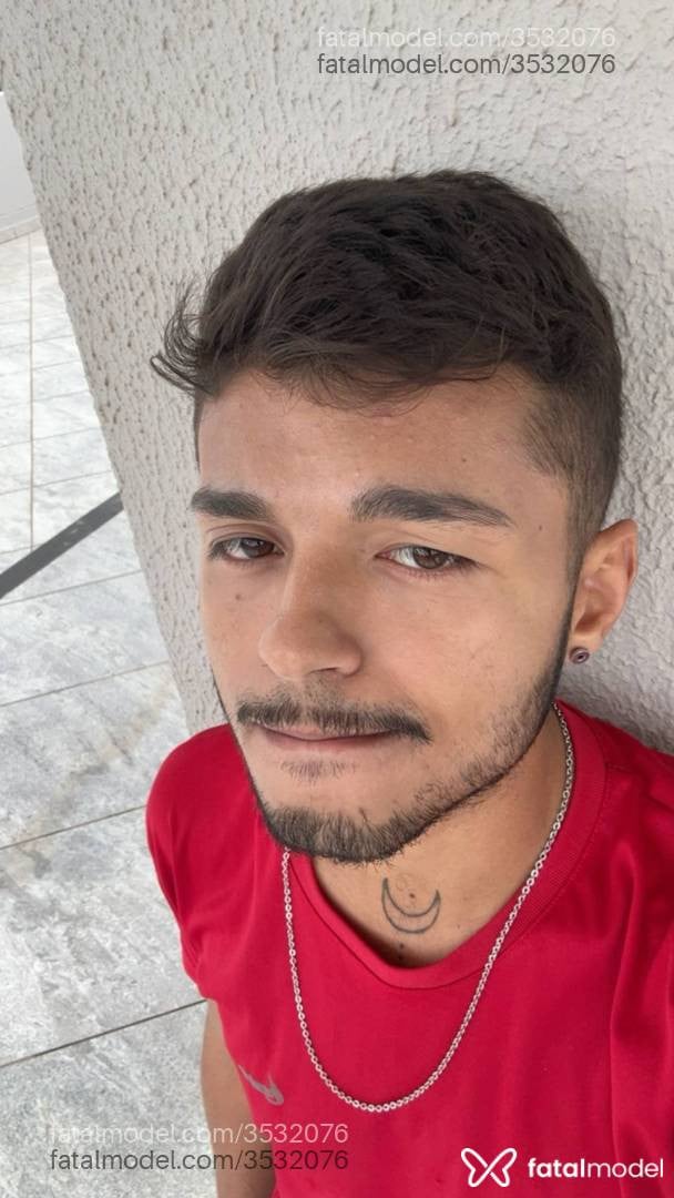 Acompanhante homem com cabelo castanho de olhos castanhos - Vitor
