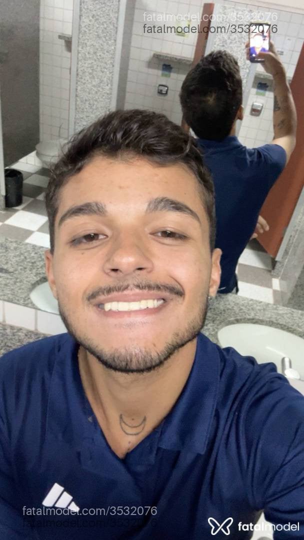 Acompanhante homem com cabelo castanho de olhos castanhos - Vitor