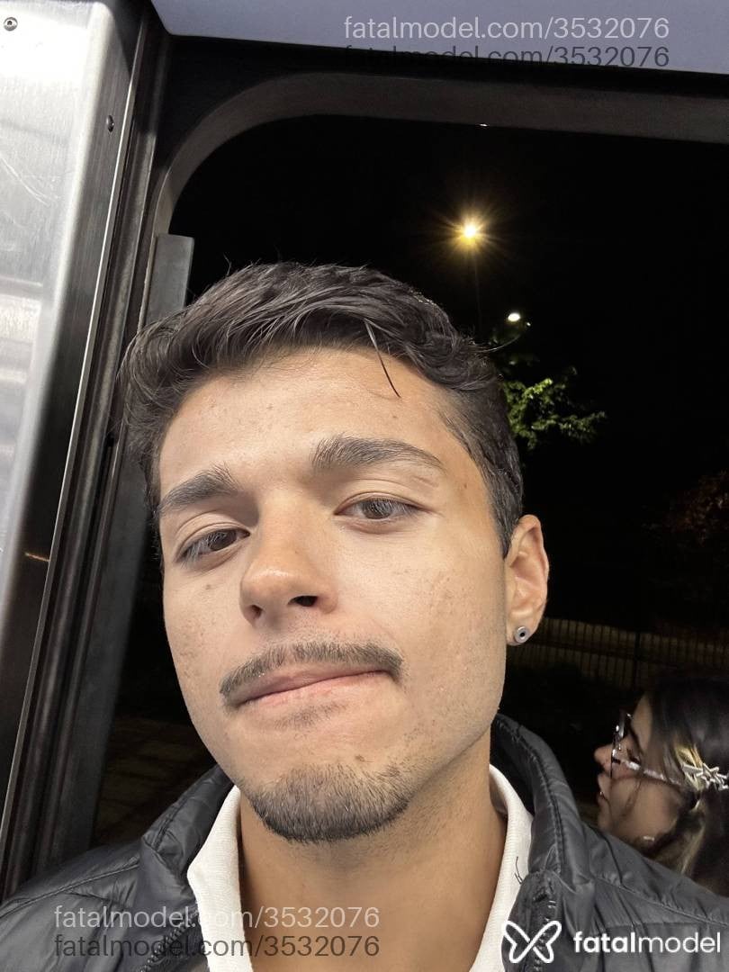 Acompanhante homem com cabelo castanho de olhos castanhos - Vitor