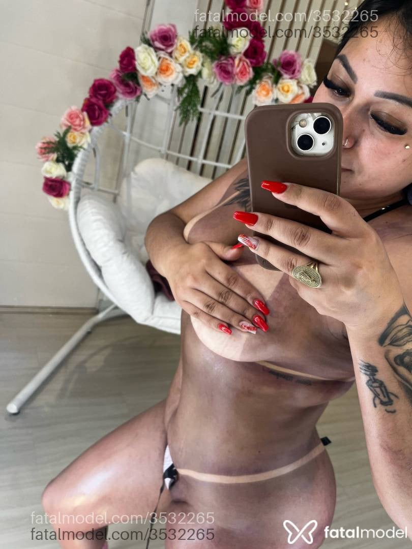 Acompanhante mulher morena (o) de olhos pretos - Gaby Goulart