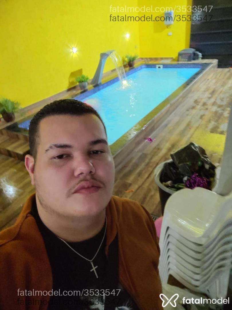 Acompanhante homem com cabelo castanho de olhos castanhos - Bruno Vini