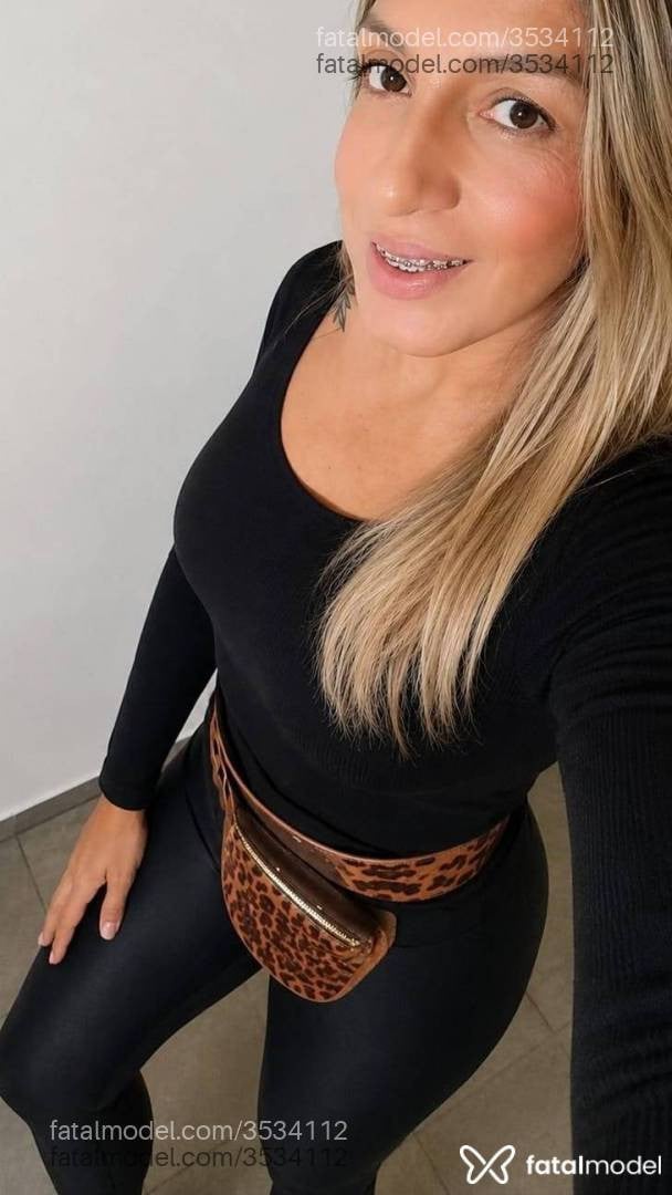 Acompanhante mulher loira (o) de olhos castanhos - Zara Barros