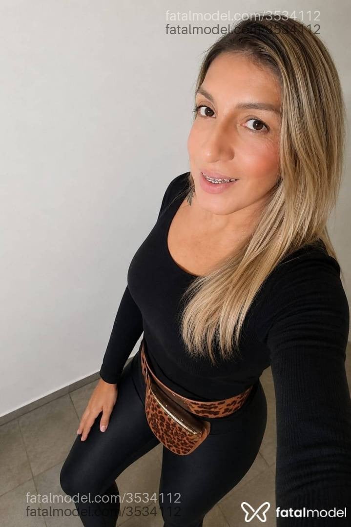 Acompanhante mulher loira (o) de olhos castanhos - Zara Barros