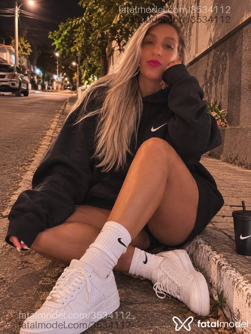 Acompanhante mulher loira (o) de olhos castanhos - Zara Barros