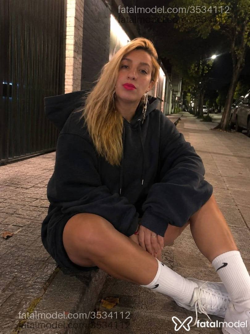 Acompanhante mulher loira (o) de olhos castanhos - Zara Barros