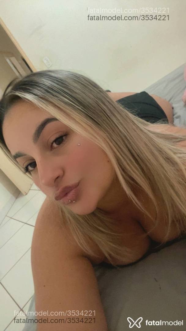 Acompanhante mulher loira (o) de olhos castanhos - Mariz