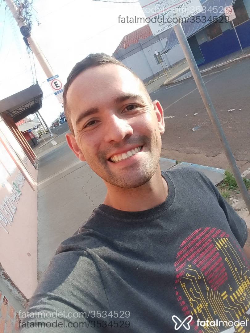 Acompanhante homem com cabelo castanho de olhos pretos - Gabriel