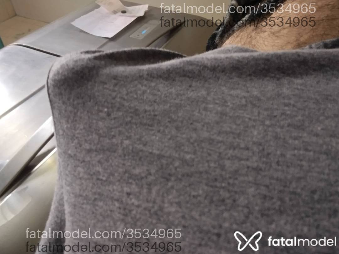Acompanhante homem sem cabelo de olhos pretos - Marcos