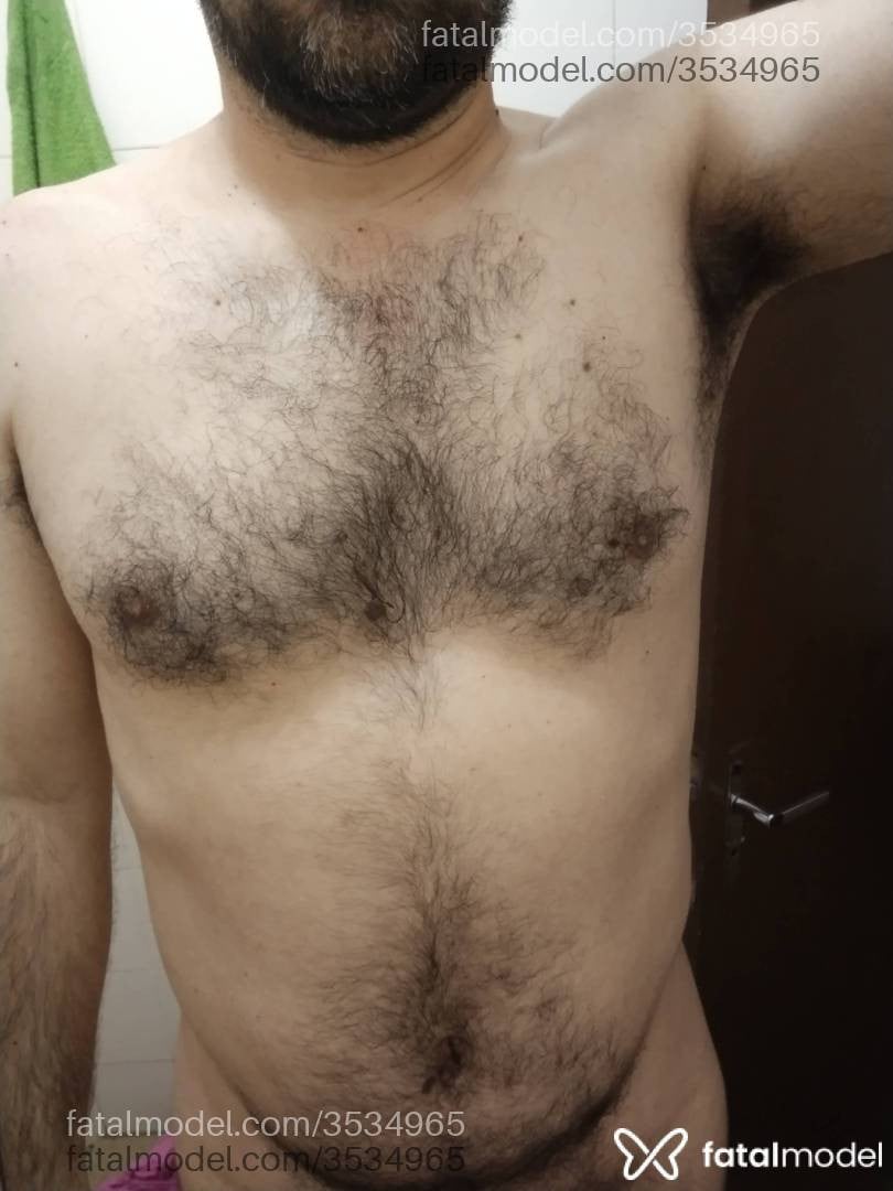 Acompanhante homem sem cabelo de olhos pretos - Marcos