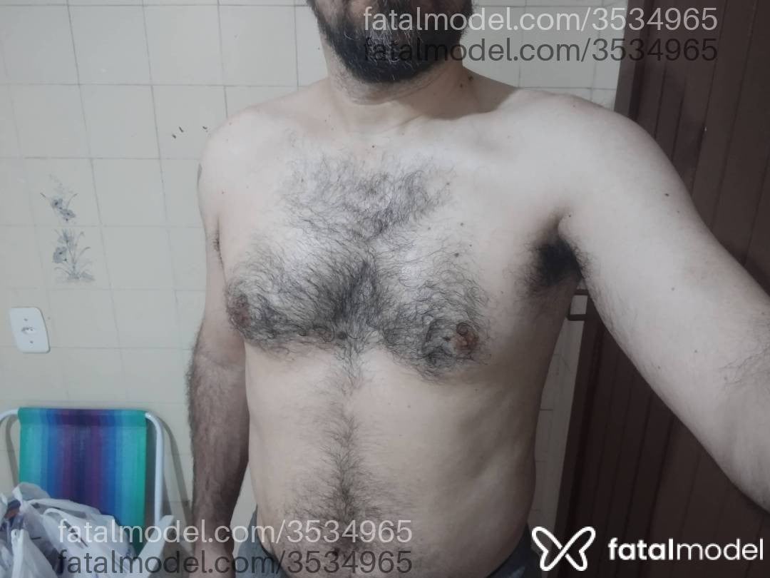 Acompanhante homem sem cabelo de olhos pretos - Marcos
