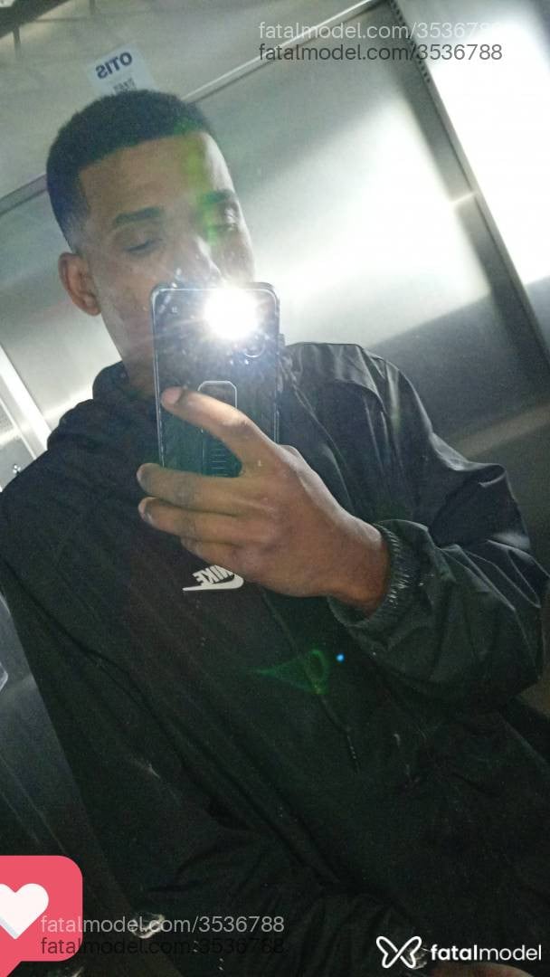 Acompanhante homem sem cabelo de olhos pretos - Roniele
