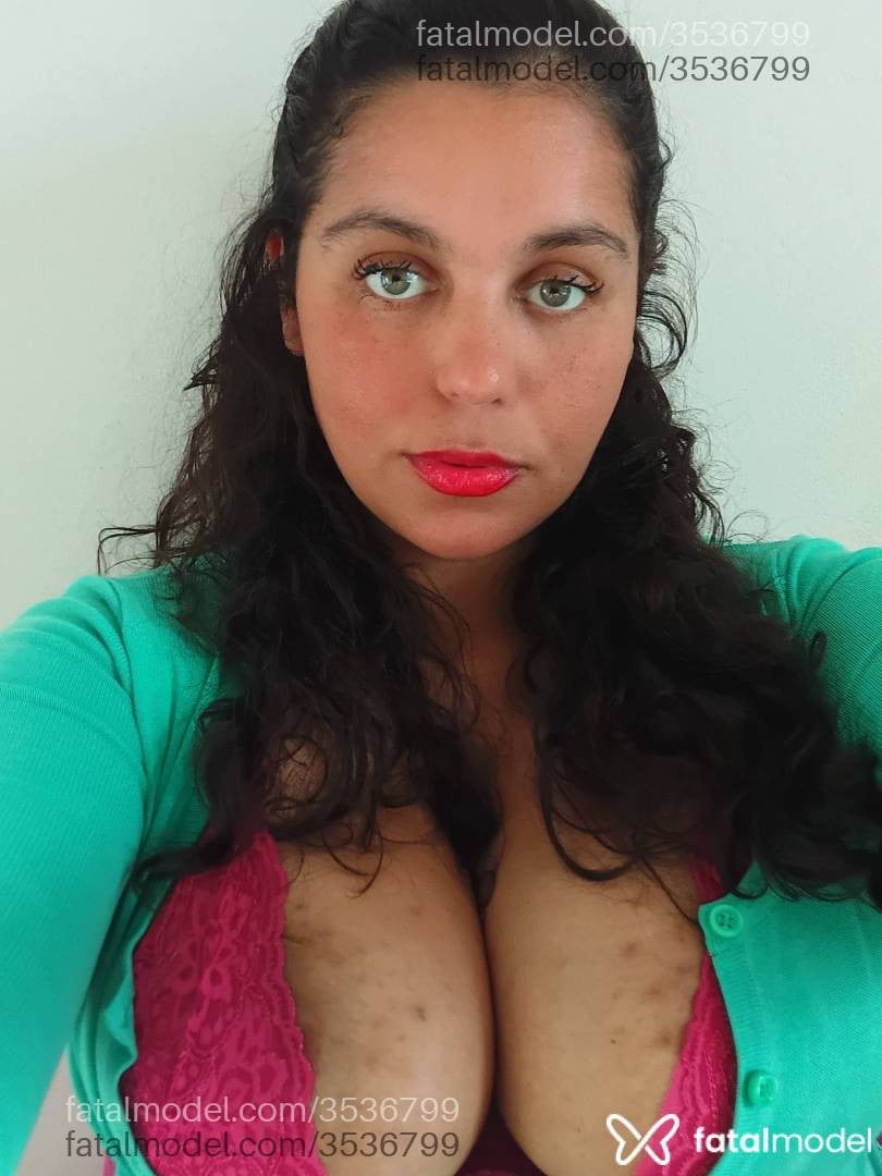 Acompanhante mulher morena (o) de olhos verdes - Jennifer