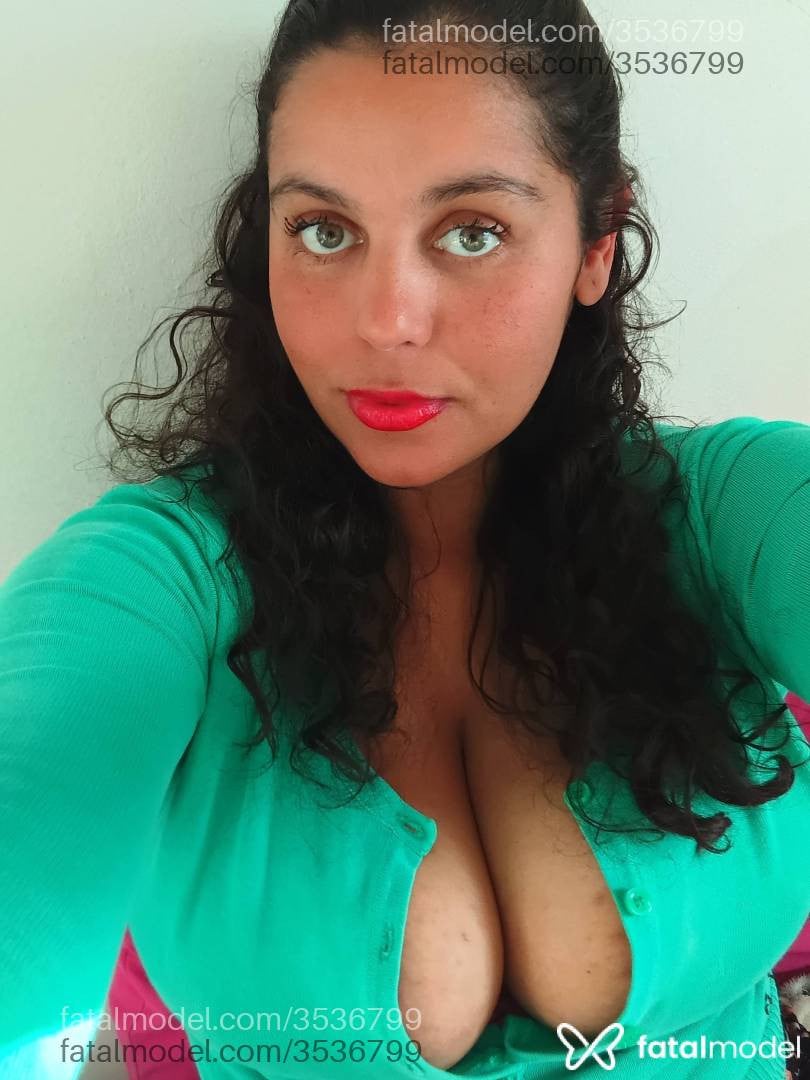 Acompanhante mulher morena (o) de olhos verdes - Jennifer