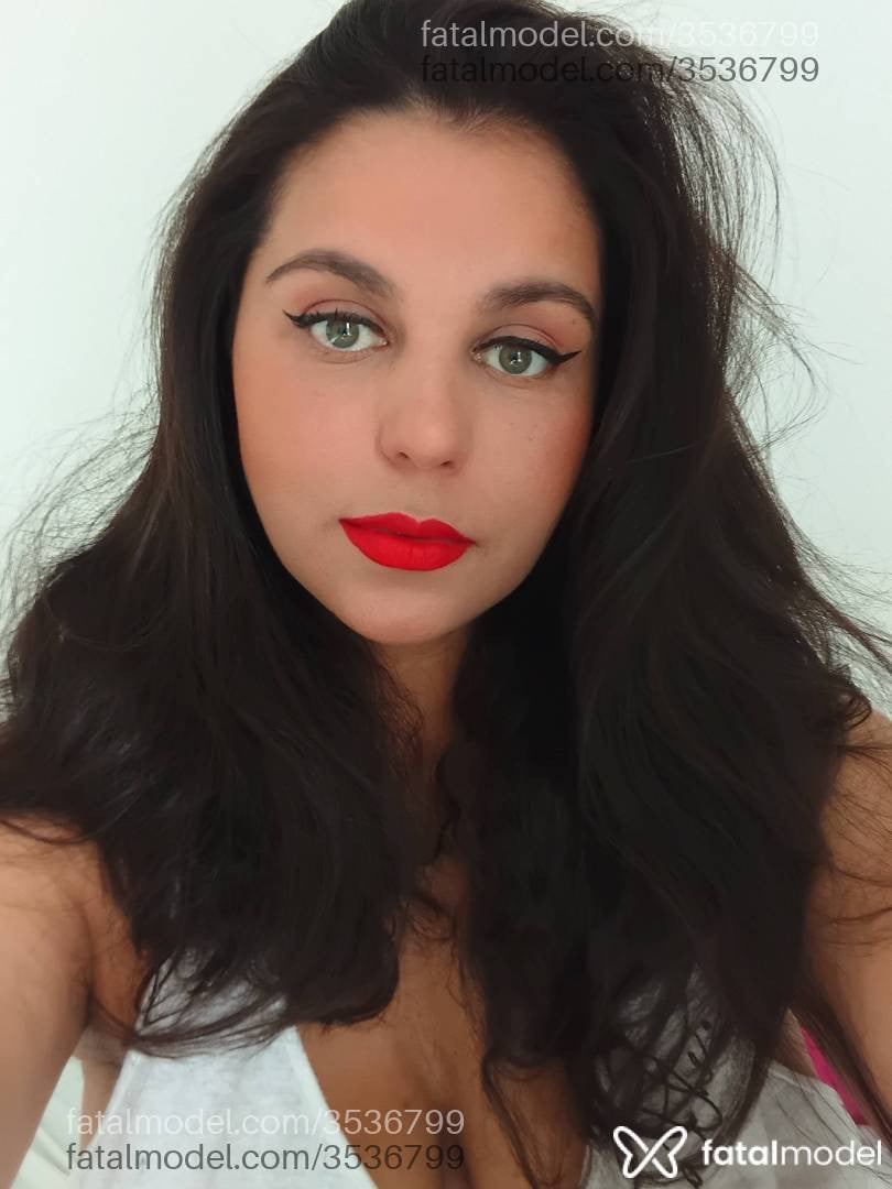 Acompanhante mulher morena (o) de olhos verdes - Jennifer