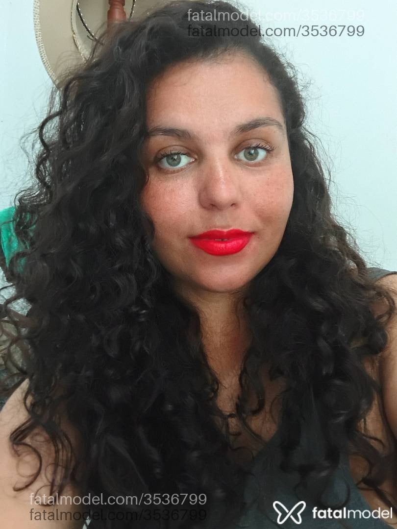 Acompanhante mulher morena (o) de olhos verdes - Jennifer