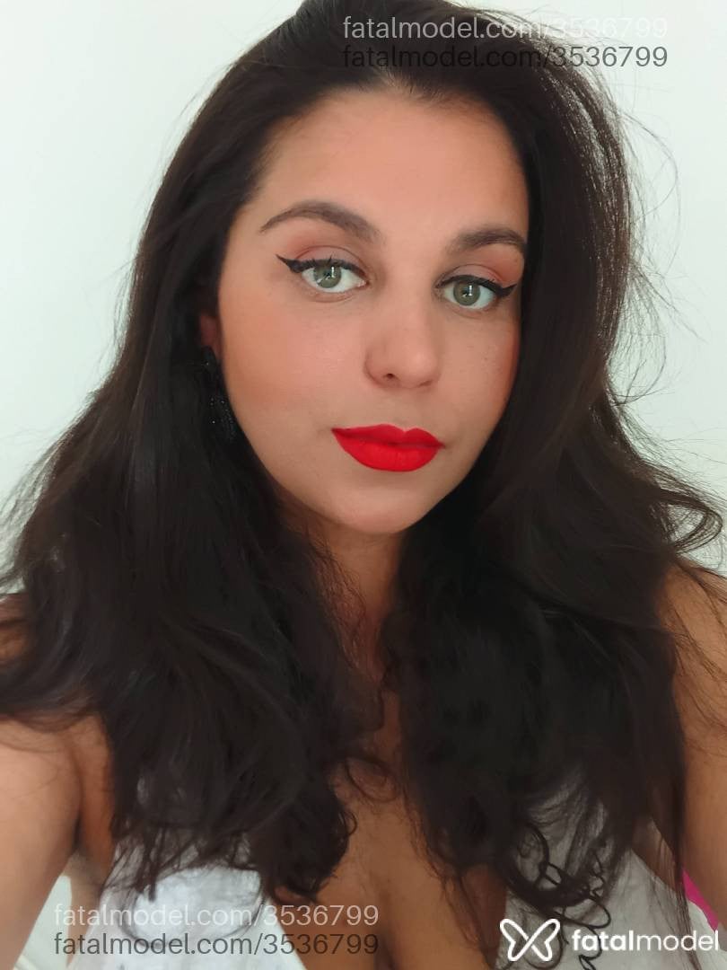 Acompanhante mulher morena (o) de olhos verdes - Jennifer