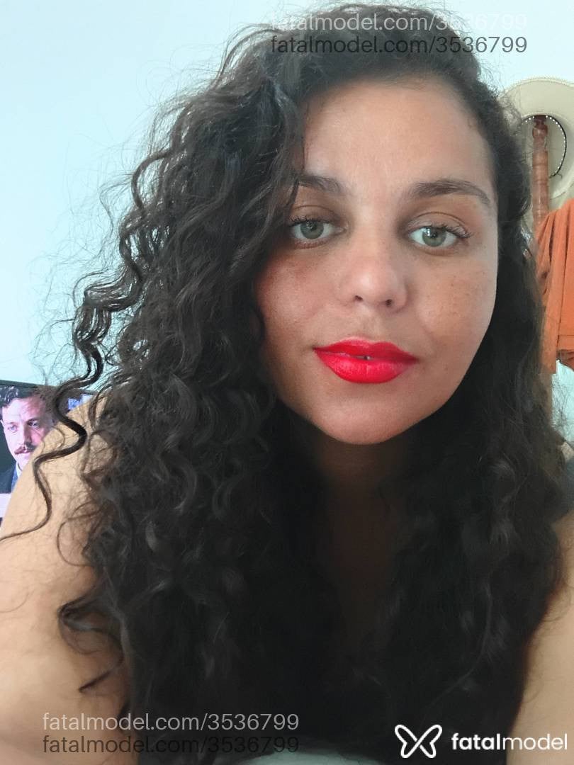 Acompanhante mulher morena (o) de olhos verdes - Jennifer