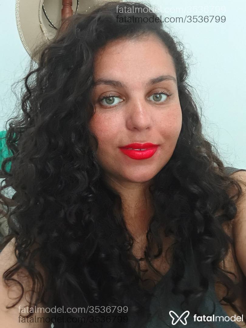 Acompanhante mulher morena (o) de olhos verdes - Jennifer