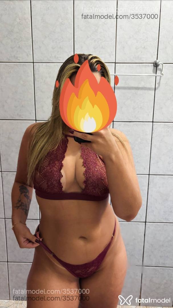 Acompanhante mulher loira (o) de olhos castanhos - Mel Araujo