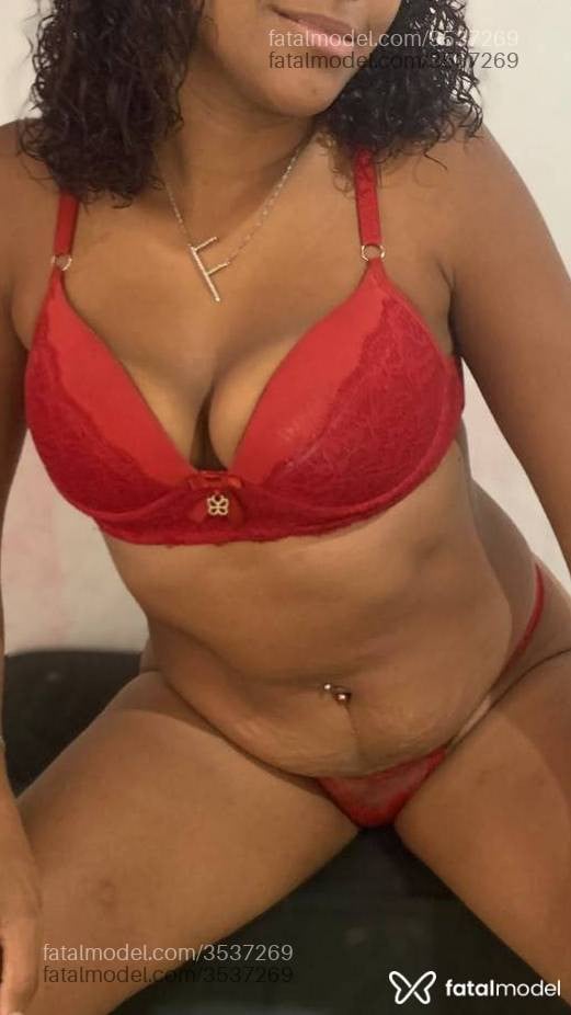 Acompanhante mulher com cabelo colorido de olhos castanhos - Pérola Silva