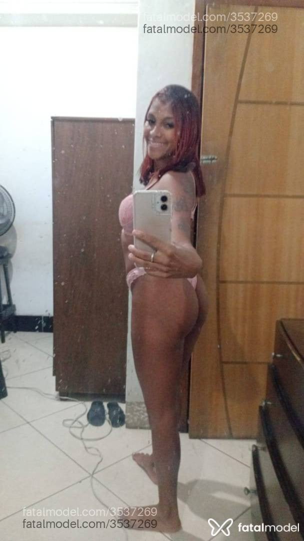 Acompanhante mulher com cabelo colorido de olhos castanhos - Pérola Silva