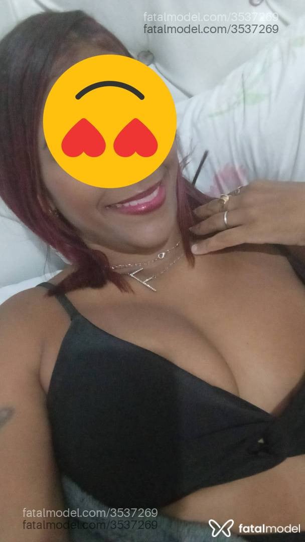 Acompanhante mulher com cabelo colorido de olhos castanhos - Pérola Silva