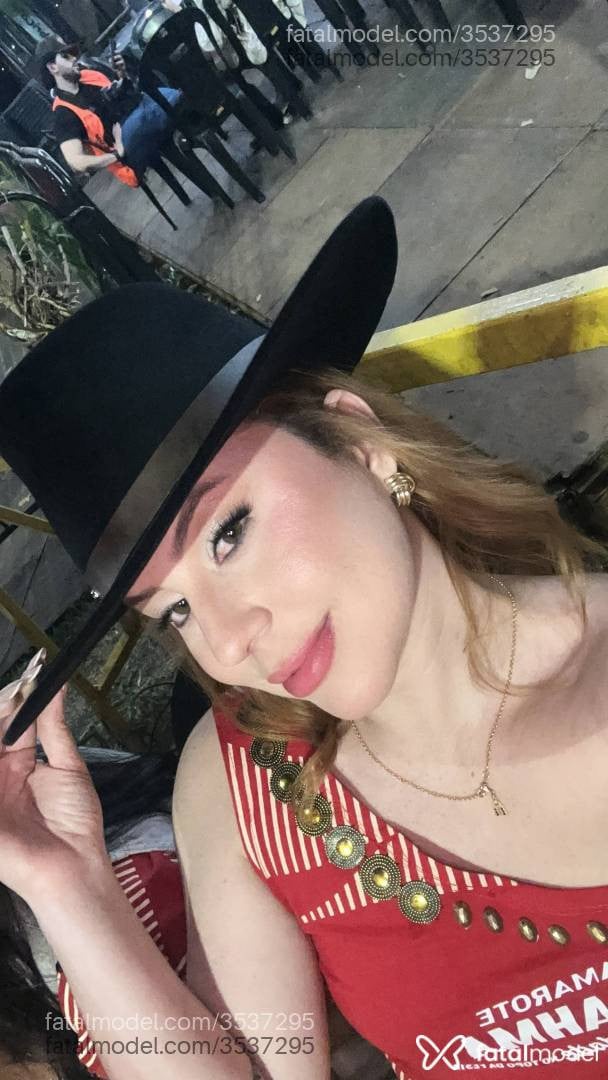 Acompanhante mulher ruiva (o) de olhos verdes - Laura Leal