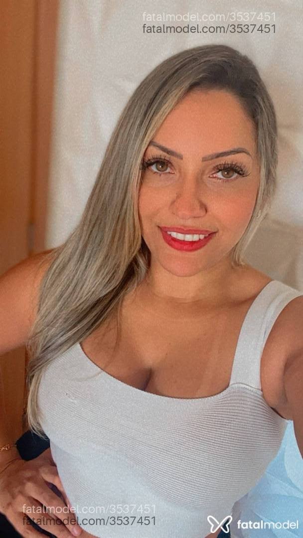 Acompanhante mulher loira (o) de olhos mel - Michele