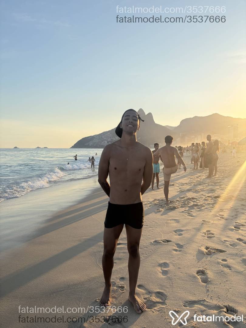 Acompanhante homem morena (o) de olhos castanhos - Jvzin