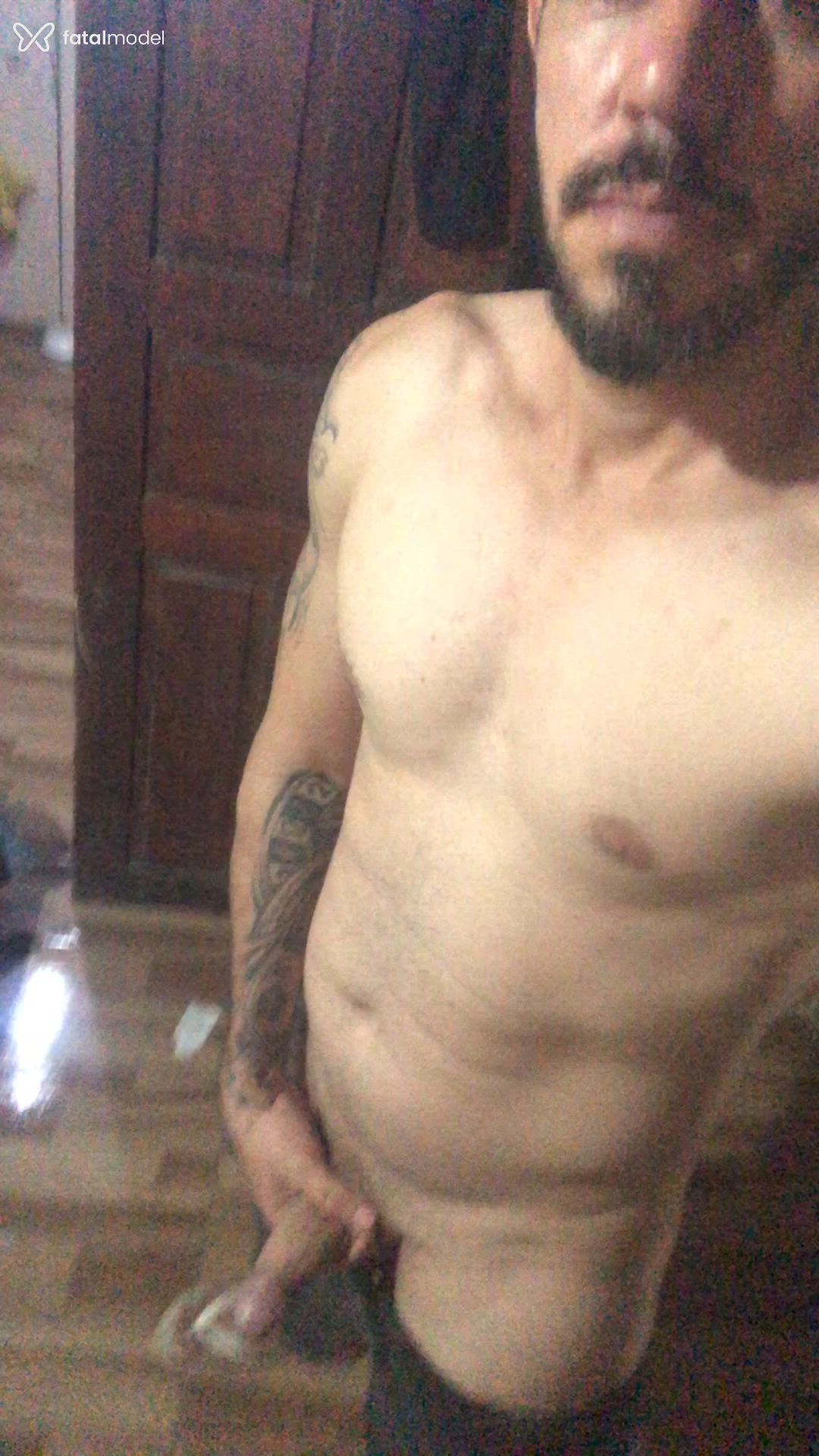 Acompanhante homem com cabelo castanho de olhos pretos - Pablo