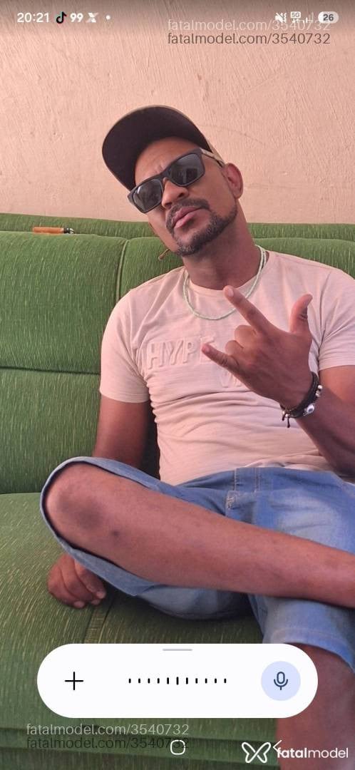 Acompanhante homem com cabelo castanho de olhos castanhos - Poeta