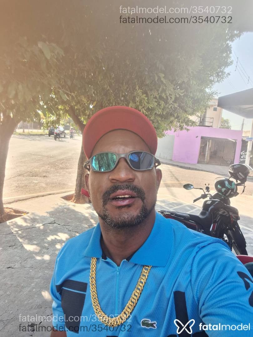 Acompanhante homem com cabelo castanho de olhos castanhos - Poeta