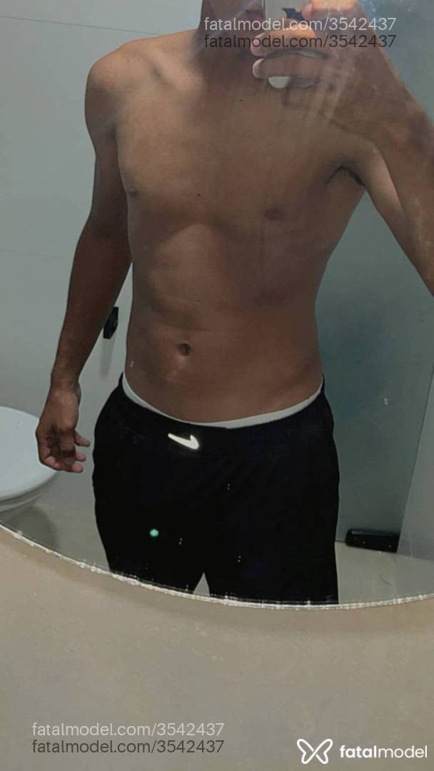 Acompanhante homem com cabelo castanho de olhos castanhos - Raell
