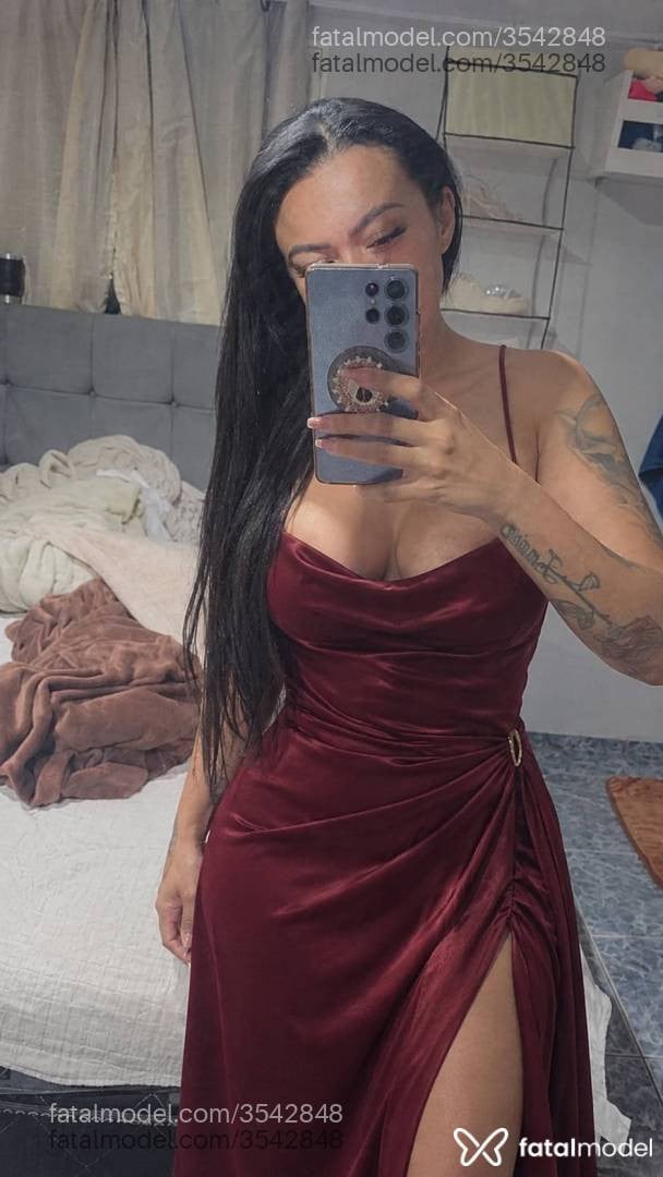Acompanhante mulher morena (o) de olhos azuis - Crystal