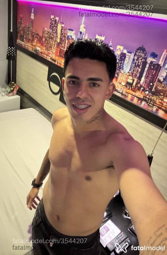 Acompanhante homem morena (o) de olhos castanhos - Lorenzo