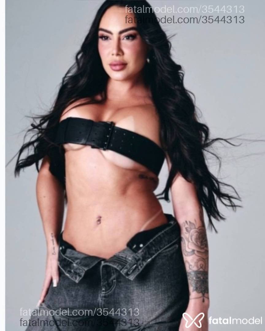 Acompanhante mulher com cabelo castanho de olhos verdes - Victoria Valentina