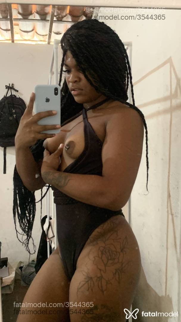 Acompanhante mulher trans morena (o) de olhos castanhos - Narinha