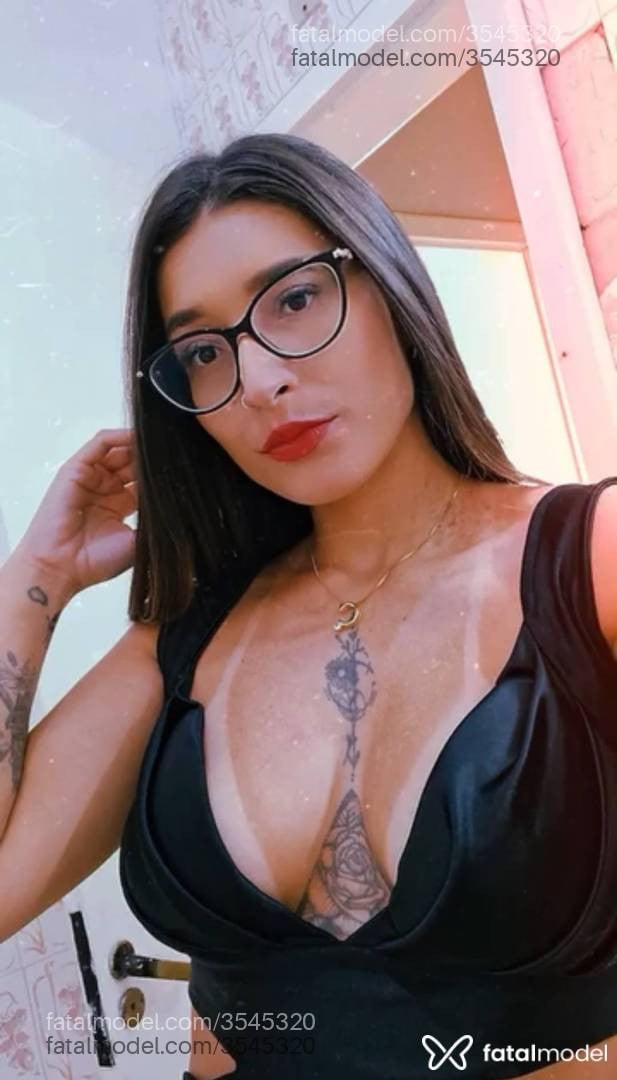 Acompanhante mulher com cabelo castanho de olhos castanhos - Taís Almeida