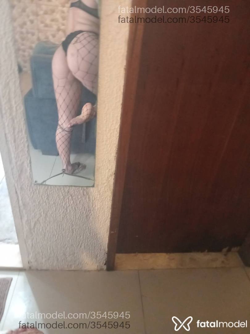 Acompanhante mulher com cabelo castanho de olhos castanhos - Davina Luz