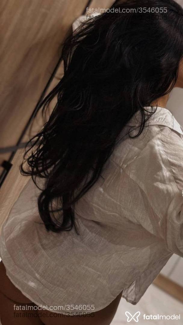 Acompanhante mulher morena (o) de olhos pretos - Yara Foster