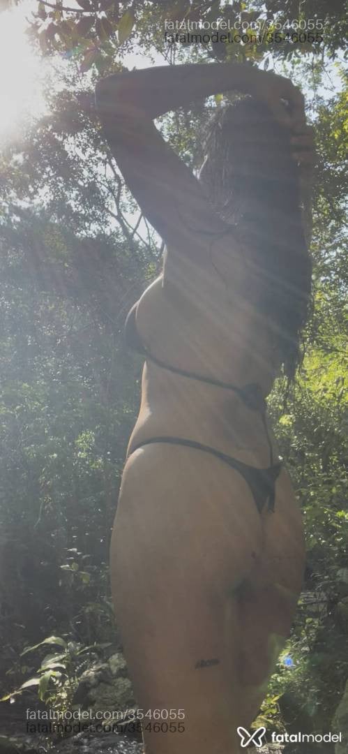 Acompanhante mulher morena (o) de olhos pretos - Yara Foster