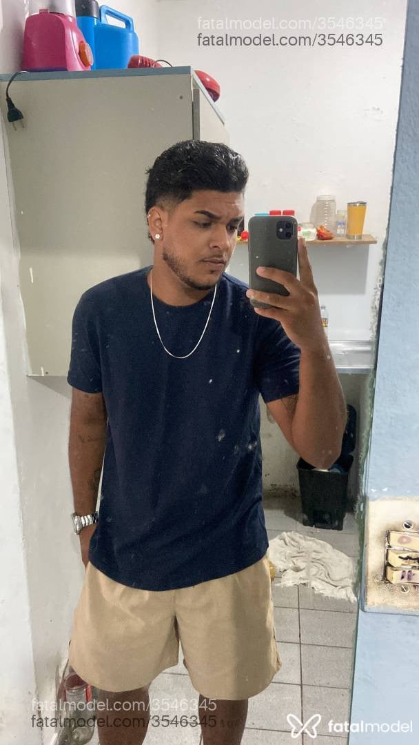 Acompanhante homem com cabelo castanho de olhos castanhos - Júlio
