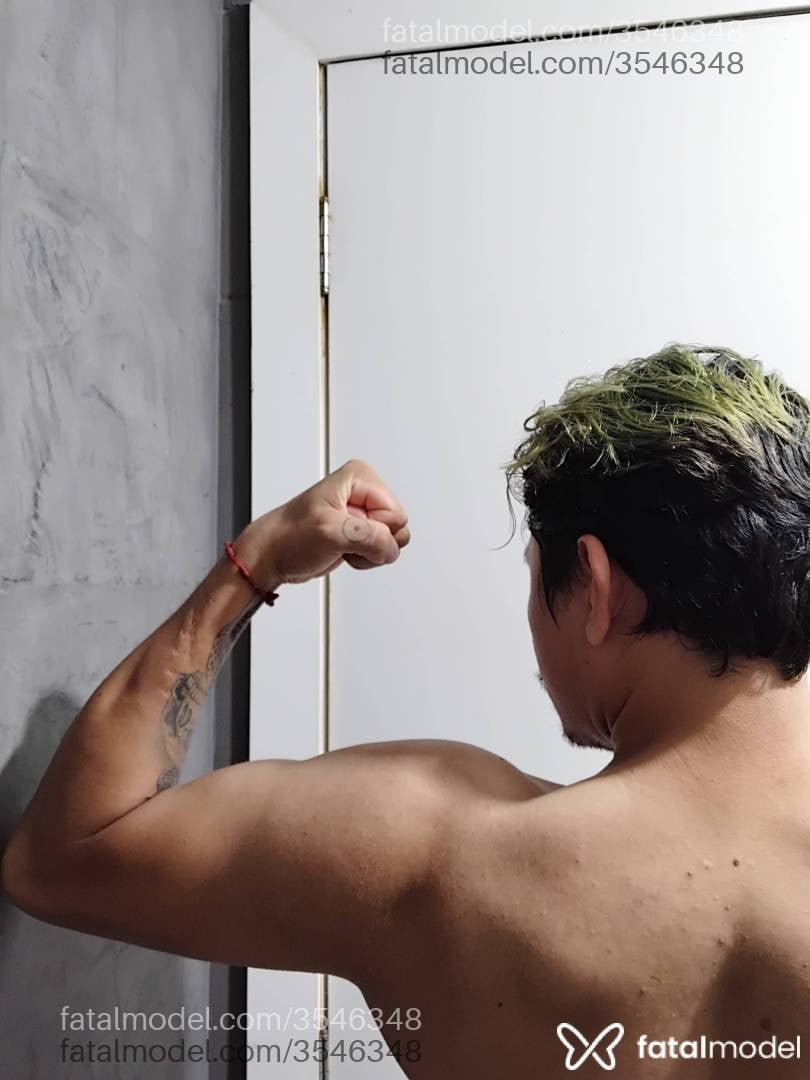 Acompanhante homem com cabelo colorido de olhos pretos - Jhonathan