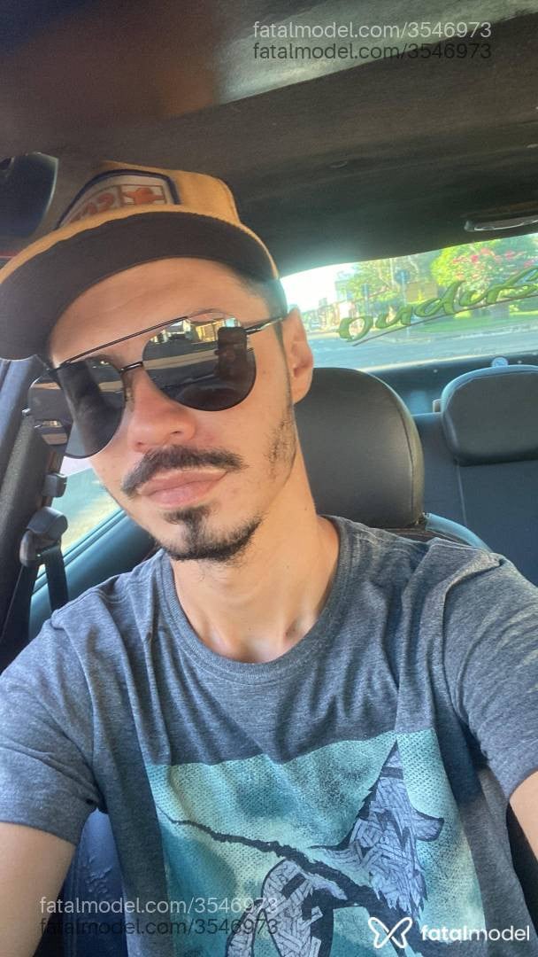 Acompanhante homem morena (o) de olhos castanhos - Fênix