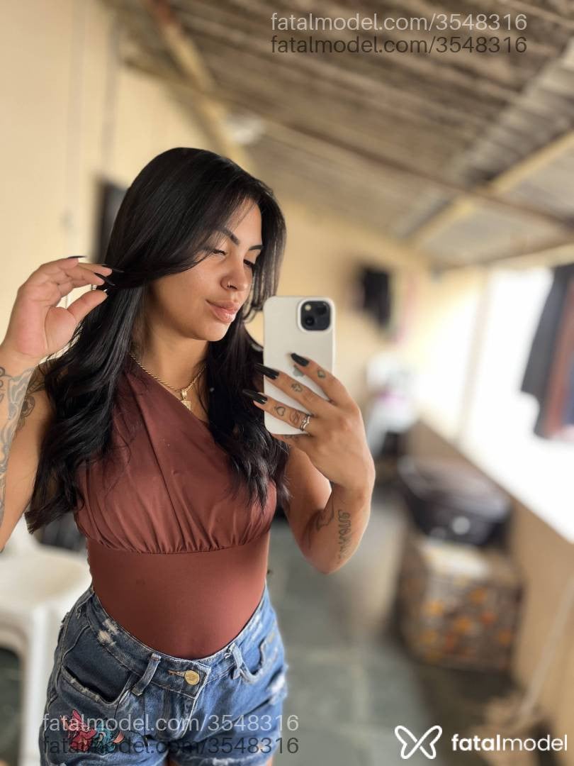 Acompanhante mulher morena (o) de olhos pretos - Priscilla