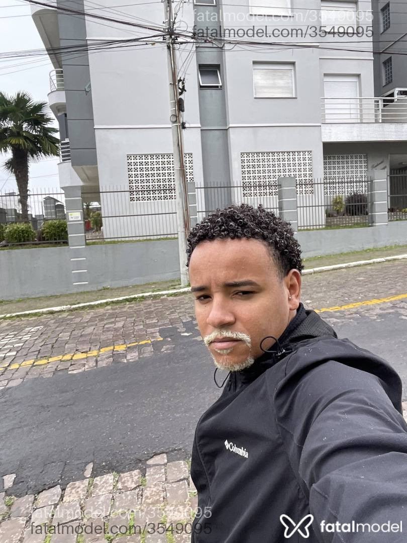 Acompanhante homem com cabelo castanho de olhos castanhos - Moreninho