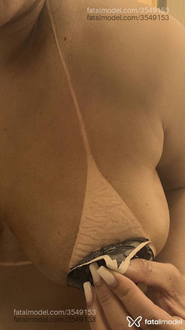 Acompanhante mulher morena (o) de olhos pretos - Amora