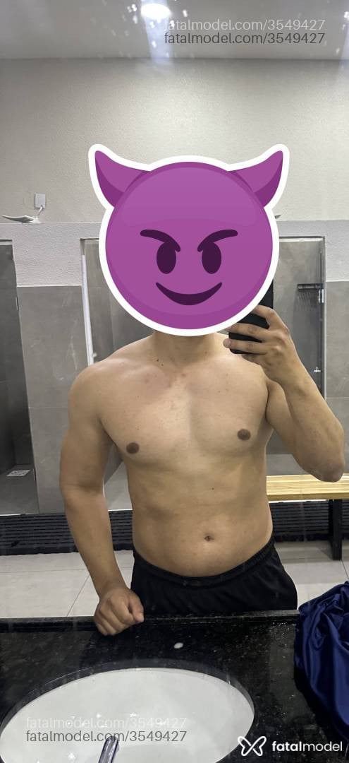 Acompanhante homem com cabelo castanho de olhos castanhos - Átila